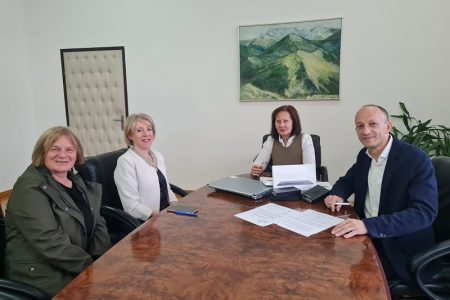 Župan Petry predao na korištenje računalnu i telekomunikacijsku opremu Udruzi žena NIT Korenica za potrebe rada sigurne kuće