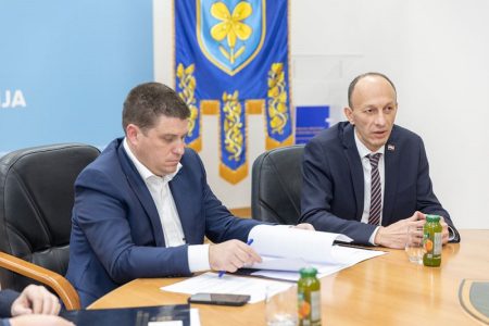 Značajna infrastrukturna ulaganja u Ličko-senjsku županiju: Ministar Butković potpisao ugovor o obnovi cesta i razvoju prometne infrastrukture