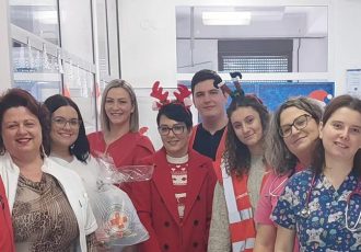 LIJEPO: gospićko društvo Crvenog križa darivalo mališane na pedijatriji bolnice u Gospiću