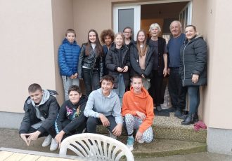 LIJEPO: Lovinačka osnovna škola Milan Sekulić i udruga “Zera dobrote” za svoje starije sumještane!!!