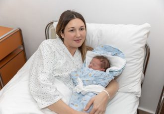 ČESTITAMO: Dječak Martin iz Gospića prva je novorođena beba ove godine u našoj županiji