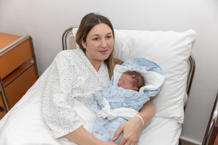 ČESTITAMO: Dječak Martin iz Gospića prva je novorođena beba ove godine u našoj županiji