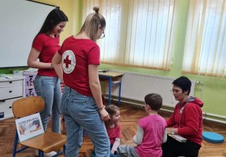 Gospićki Crveni križ učio malene Pazarištane osnovama prve pomoći