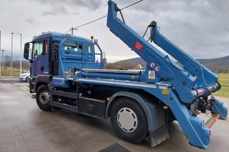 Općina Perušić nabavila specijalno vozilo za prijevoz kontejnera za otpad