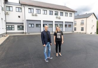 Uređeno parkiralište u dvorištu Doma zdravlja Gospić