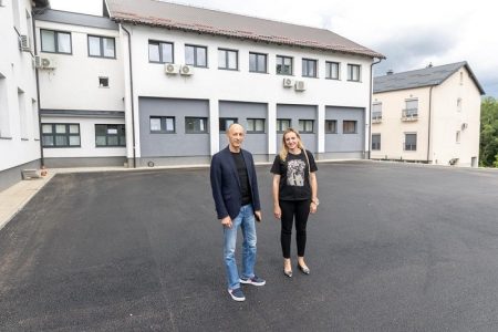 Uređeno parkiralište u dvorištu Doma zdravlja Gospić