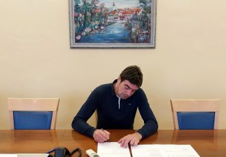 Grad Gospić krenuo s isplatama potpora roditeljima za novorođeno dijete i roditeljima djece s poteškoćama u razvoju