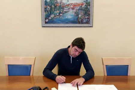 Grad Gospić krenuo s isplatama potpora roditeljima za novorođeno dijete i roditeljima djece s poteškoćama u razvoju