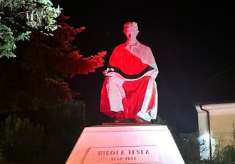 LIJEPO: i naš Tesla osvjetljen crvenom bojom za podršku oboljelima od mišićne distrofije