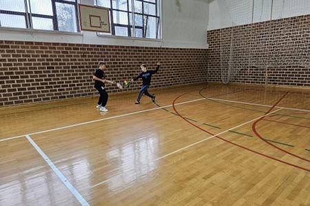 U Brinju održano rekreativno druženje uz pickleball