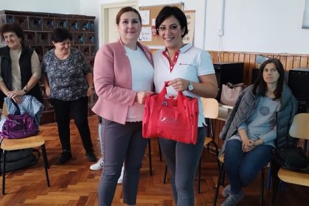 Gospićki Crveni križ predao torbu prve pomoći Osnovnoj školi u Klancu