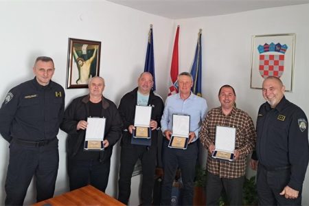 U Policijskoj upravi ličko-senjskoj uručene Spomen značke umirovljenim policijskim službenicima