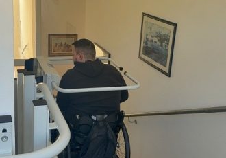 LIJEPO: u zgradi općine Perušić postavljena koso podizna stubišna platforma za invalide