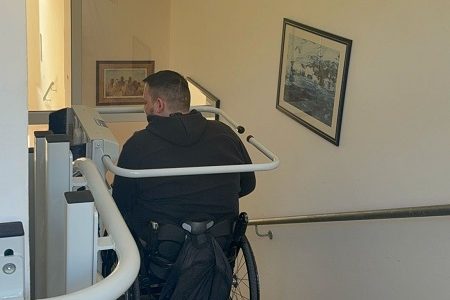 LIJEPO: u zgradi općine Perušić postavljena koso podizna stubišna platforma za invalide