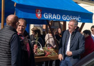 Gradonačelnik Darko Milinović sa suradnicima građanima dijelio maslinove grančice