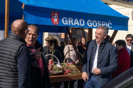 Gradonačelnik Darko Milinović sa suradnicima građanima dijelio maslinove grančice