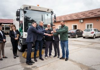 Komunalac Gospić opremljen novim vozilom za čišćenje javnih površina