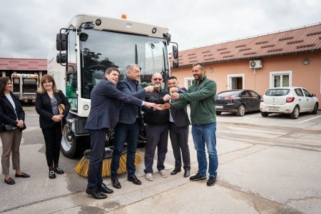 Komunalac Gospić opremljen novim vozilom za čišćenje javnih površina