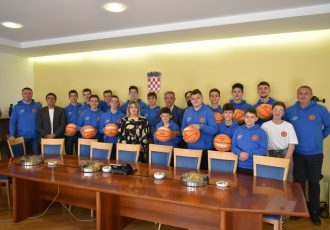 Prvaci IV. košarkaške kadetske lige na svečanom prijemu kod gradonačelnika Milinovića