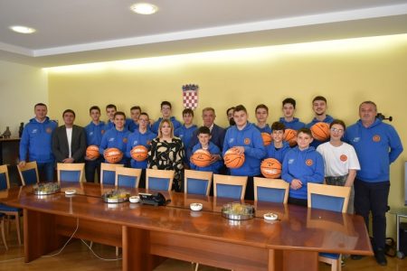 Prvaci IV. košarkaške kadetske lige na svečanom prijemu kod gradonačelnika Milinovića