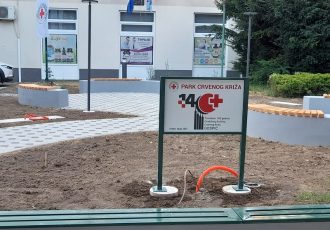 LIJEPO: odlično napreduju radovi uređenja Parka Crvenog križa u središtu Gospića!!!