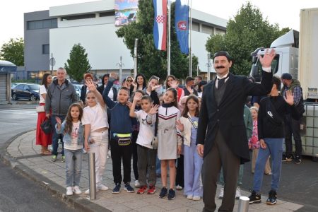 LIJEPO: šetnja s Teslom i koncert Trag u beskraju uljepšali slavlje Teslinog rođendana