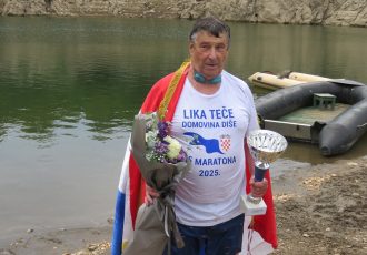 BRAVO: Dr.Bojan Glažar po 15.put isplivao maraton po rijeci Lici povodom slavlja Dana pobjede i domovinske zahvalnosti i Dana hrvatskih branitelja