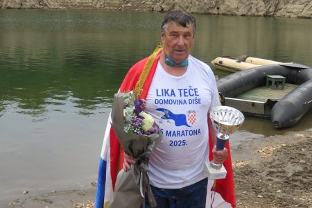 BRAVO: Dr.Bojan Glažar po 15.put isplivao maraton po rijeci Lici povodom slavlja Dana pobjede i domovinske zahvalnosti i Dana hrvatskih branitelja