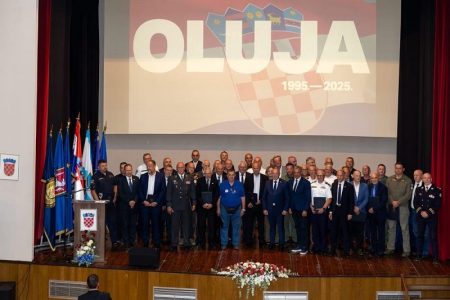 Ministar Medved u Gospiću uručio zahvalnice braniteljskim postrojbama povodom 30. obljetnice Oluje