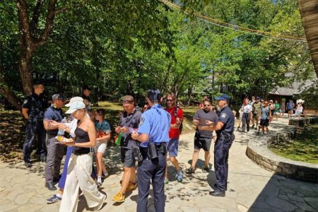 U sklopu projekta “Sigurna turistička destinacija” policijski službenici provodili preventivne aktivnosti u Plitvičkim Jezerima i Novalji