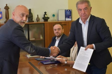Potpisan ugovor kojim će završiti uređenje atletske staze u Gospiću