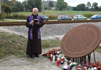Bilaj i okolna sela , ali i cijeli Gospić,  odaju počast poginulima u teškoj željezničkoj nesreći 1983.godine