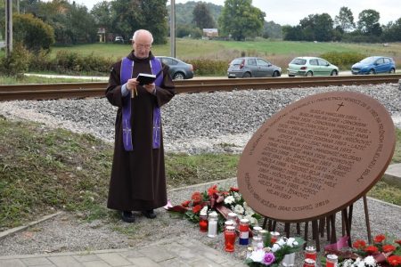 Bilaj i okolna sela , ali i cijeli Gospić,  odaju počast poginulima u teškoj željezničkoj nesreći 1983.godine