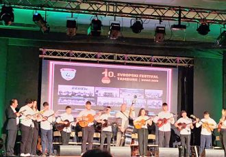 Tamburaški orkestar Gackog pučkog otvorenog učilišta Otočac nastupio na 10. Europskom festivalu tambure Bihać 2025 i primio plaketu za doprinos tamburaškoj glazbi