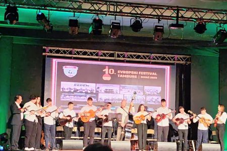 Tamburaški orkestar Gackog pučkog otvorenog učilišta Otočac nastupio na 10. Europskom festivalu tambure Bihać 2025 i primio plaketu za doprinos tamburaškoj glazbi