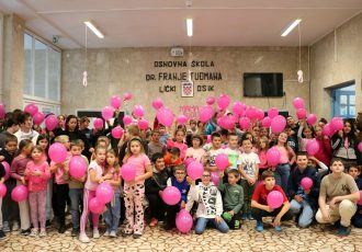 LIJEPO: Osnovna škola dr.Franje Tuđmana Lički Osik  danas je  obilježila Dan ružičaste vrpce i  nacionalni projekt Udruge “”Sve za nju” –  “Mama, budi zdrava – Ružičasti listopad”.