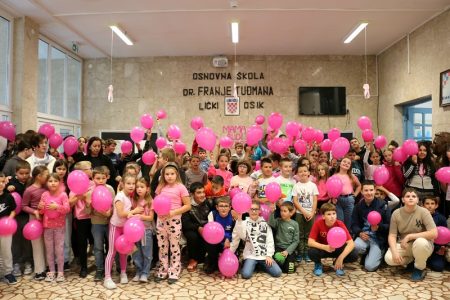 LIJEPO: Osnovna škola dr.Franje Tuđmana Lički Osik  danas je  obilježila Dan ružičaste vrpce i  nacionalni projekt Udruge “”Sve za nju” –  “Mama, budi zdrava – Ružičasti listopad”.