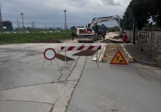 Uređene pristupne ceste stambenim zgradama u Ličkom Osiku, u tijeku je uređenje ceste kod gradskog groblja