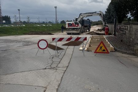 Uređene pristupne ceste stambenim zgradama u Ličkom Osiku, u tijeku je uređenje ceste kod gradskog groblja