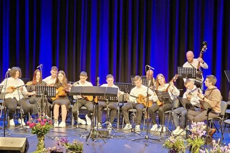 Tamburaški orkestar Gackog pučkog otvorenog učilišta Otočac na jubilarnom festivalu u Bihaću