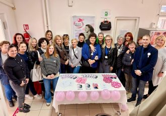 Članovi udruge “Vila za Liku” posjetili Dom zdravlja Ličko-senjske županije povodom obilježavanja Ružičastog listopada.