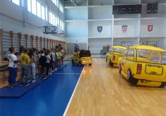 Za sigurnost najmlađih u prometu u Gospiću održana edukacija “Vidi i klikni”