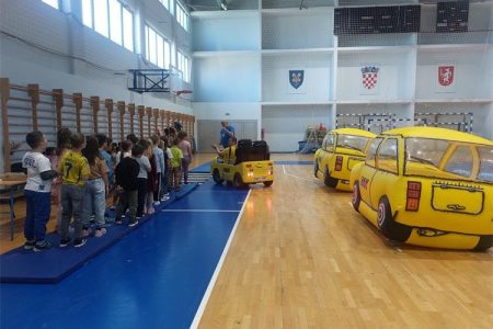 Za sigurnost najmlađih u prometu u Gospiću održana edukacija “Vidi i klikni”