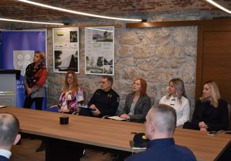 U Gospiću održan okrugli stol pod nazivom „Kvalitetna međuresorna suradnja – garancija uspjeha u prevenciji nasilja nad ženama“