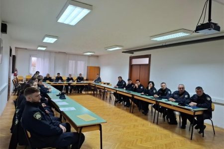 U Policijskoj upravi ličko-senjskoj 17 policijskih vježbenika i vježbenica pridružilo se velikoj plavoj obitelji