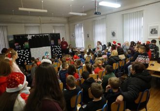 Održan božićni program BIJELI BOŽIĆ KOD NAS TU U GOSPIĆU