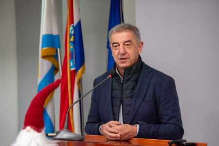 LIJEPO: Grad Gospić i ove godine daje božićnice umirovljenicima, nezaposlenima i roditeljima djece s teškoćama u razvoju