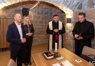 Biskup Marko Medo predvodio tradicionalni blagoslov zaposlenika i županijskih prostorija u Ličko-senjskoj županiji