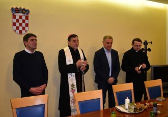 Biskup mons. Marko Medo blagoslovio zaposlenike i prostorije Gradske uprave Grada Gospića
