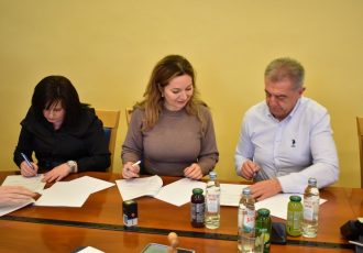 Gradonačelnik Darko Milinović i predstavnici sindikata potpisali Kolektivni ugovor za službenike i namještenike u upravnim tijelima grada Gospića